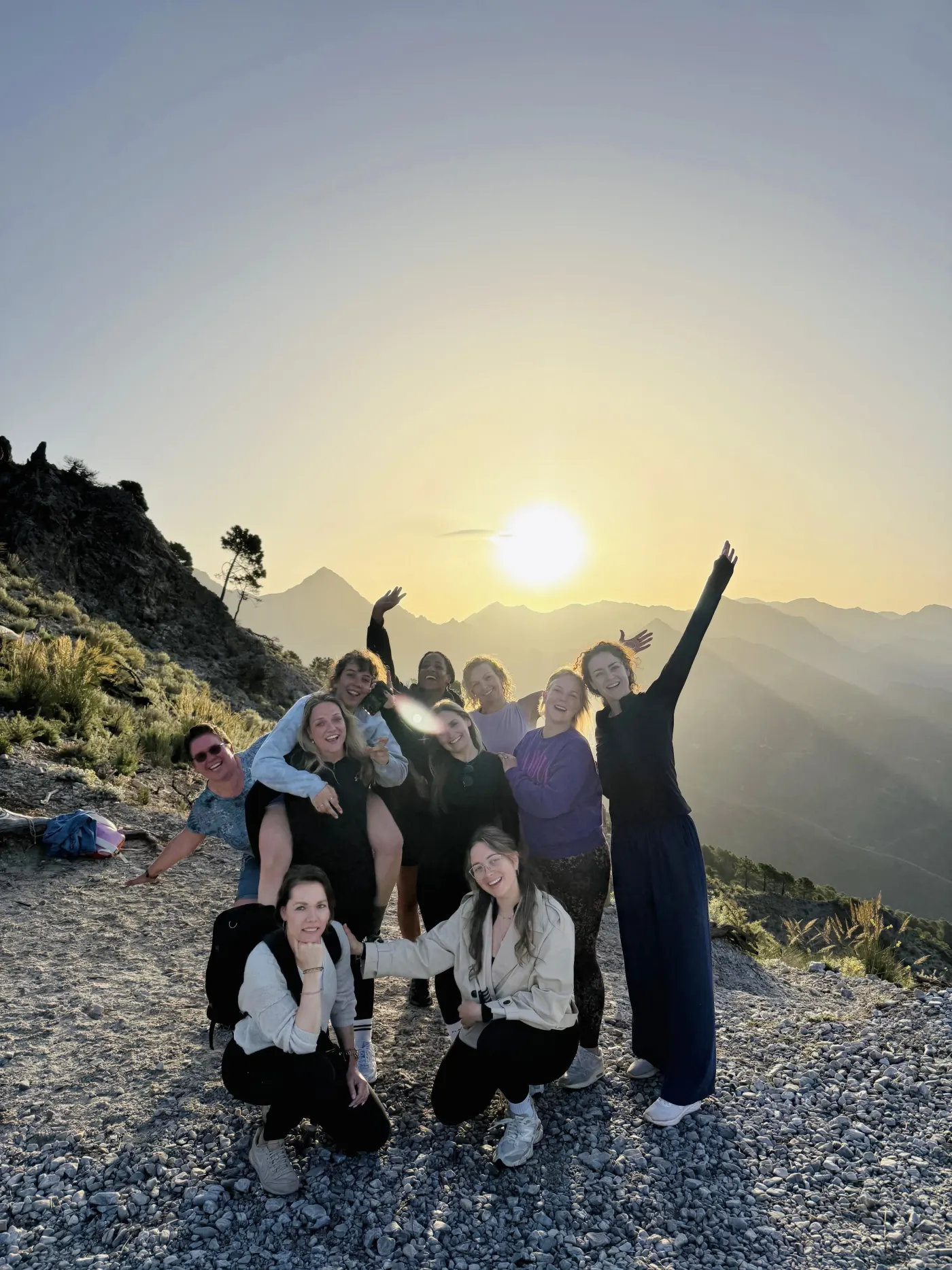 Vrouwen op een bergtop bij zonsondergang