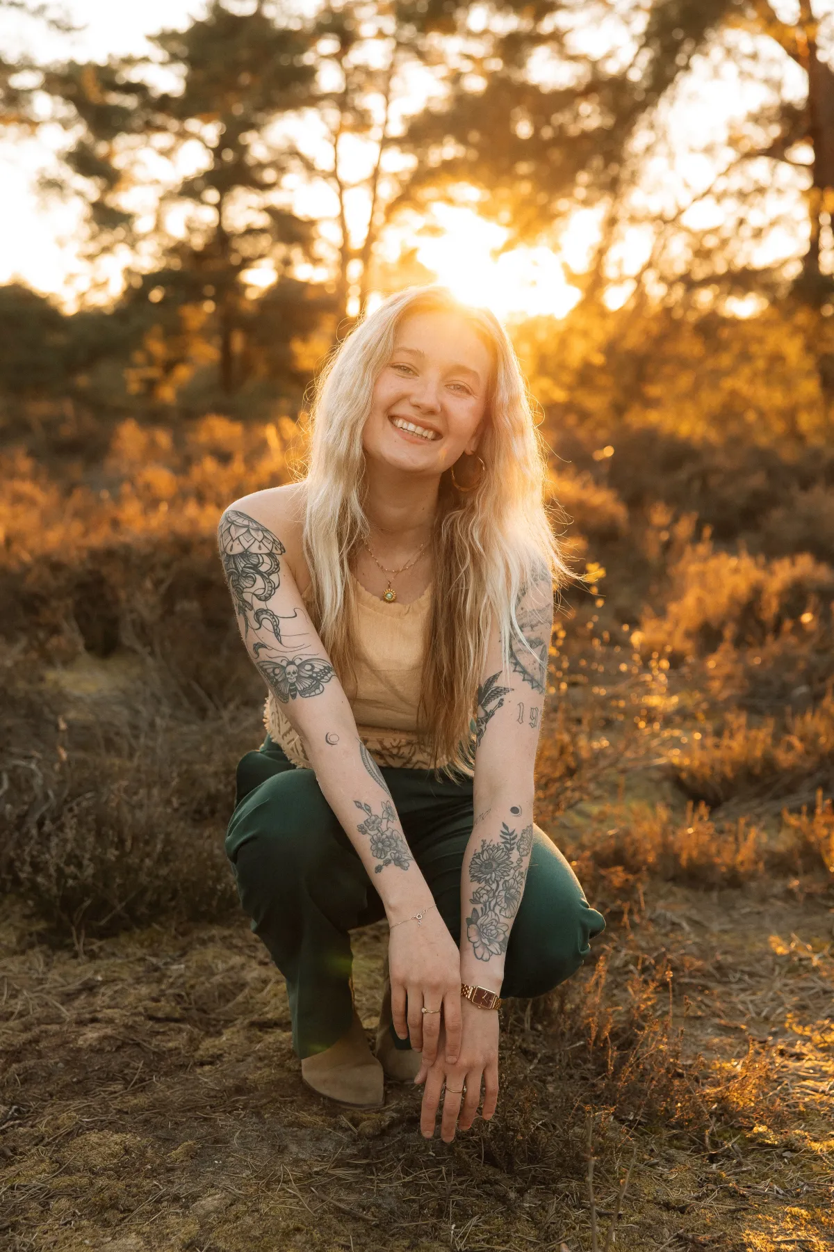 Romy lacht warm in de avondzon