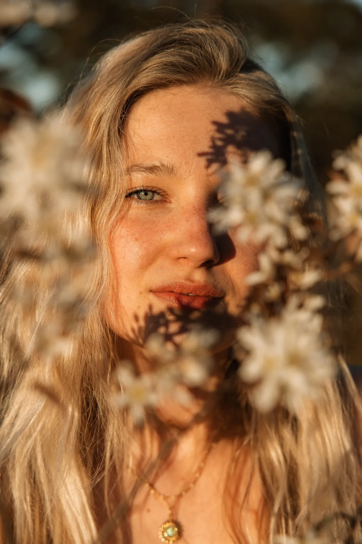 Romy Kwaks, portret tussen bloemen in de zon