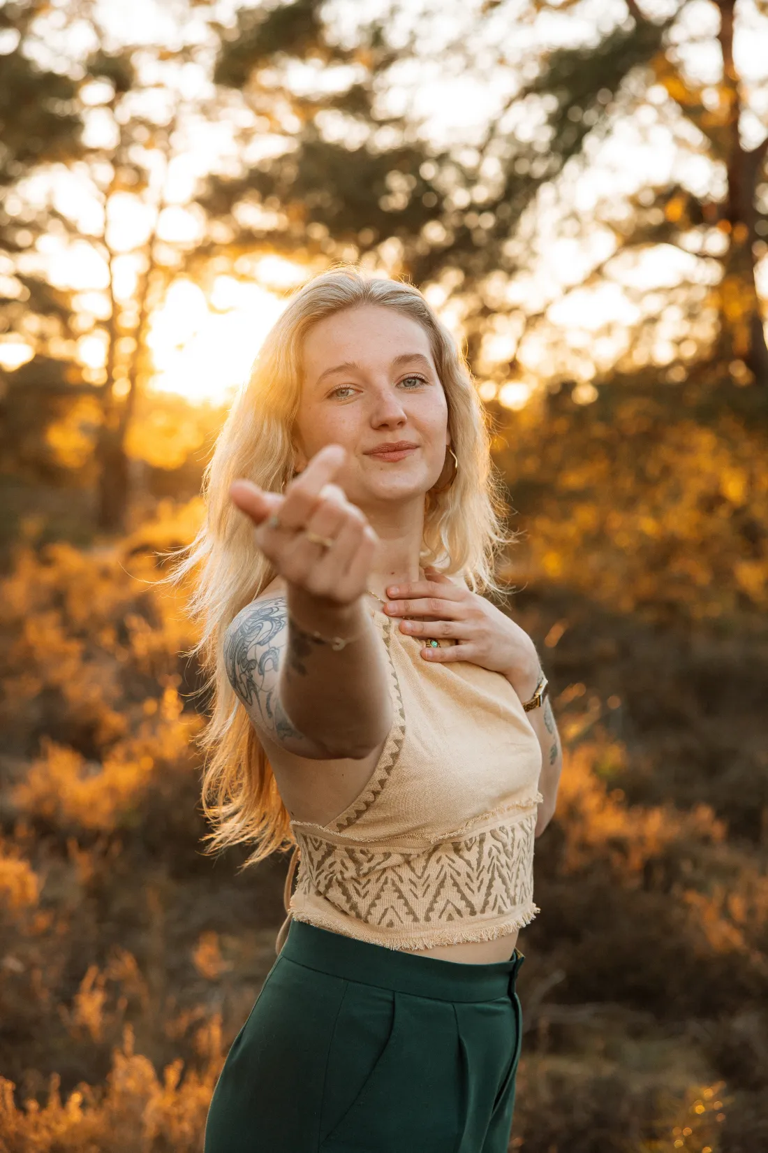 Romy in beweging, hand naar voren reikend in de heide