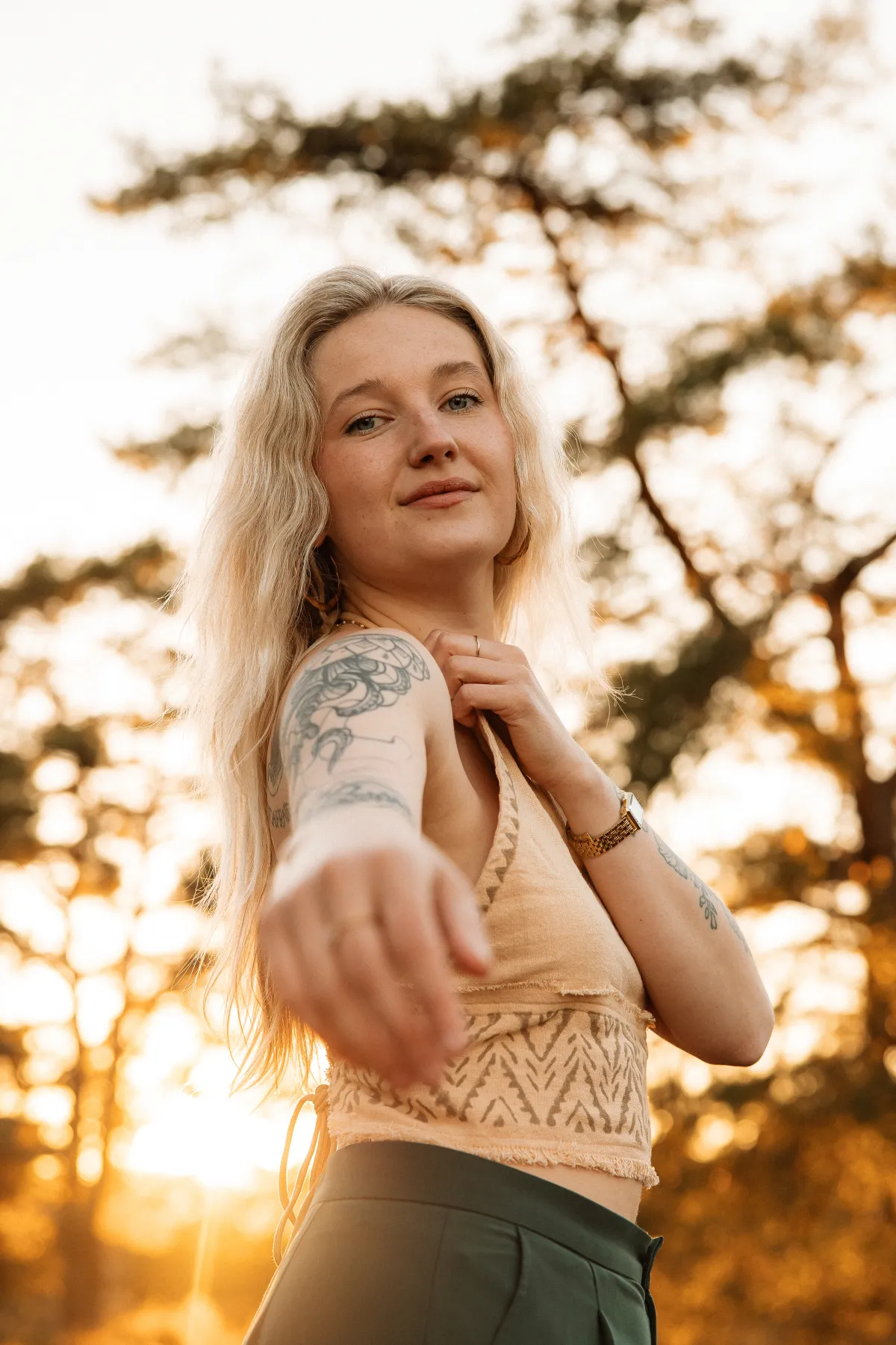 Romy strekt haar hand uit in het gouden avondlicht