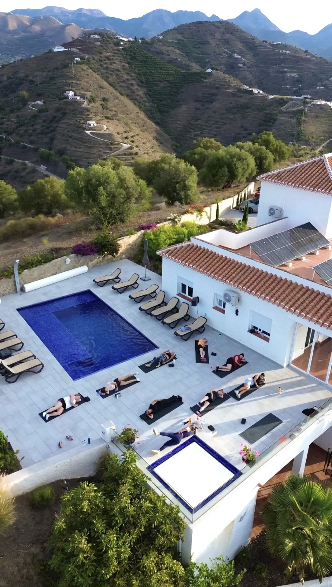 Spaanse villa met zwembad en uitzicht over de bergen