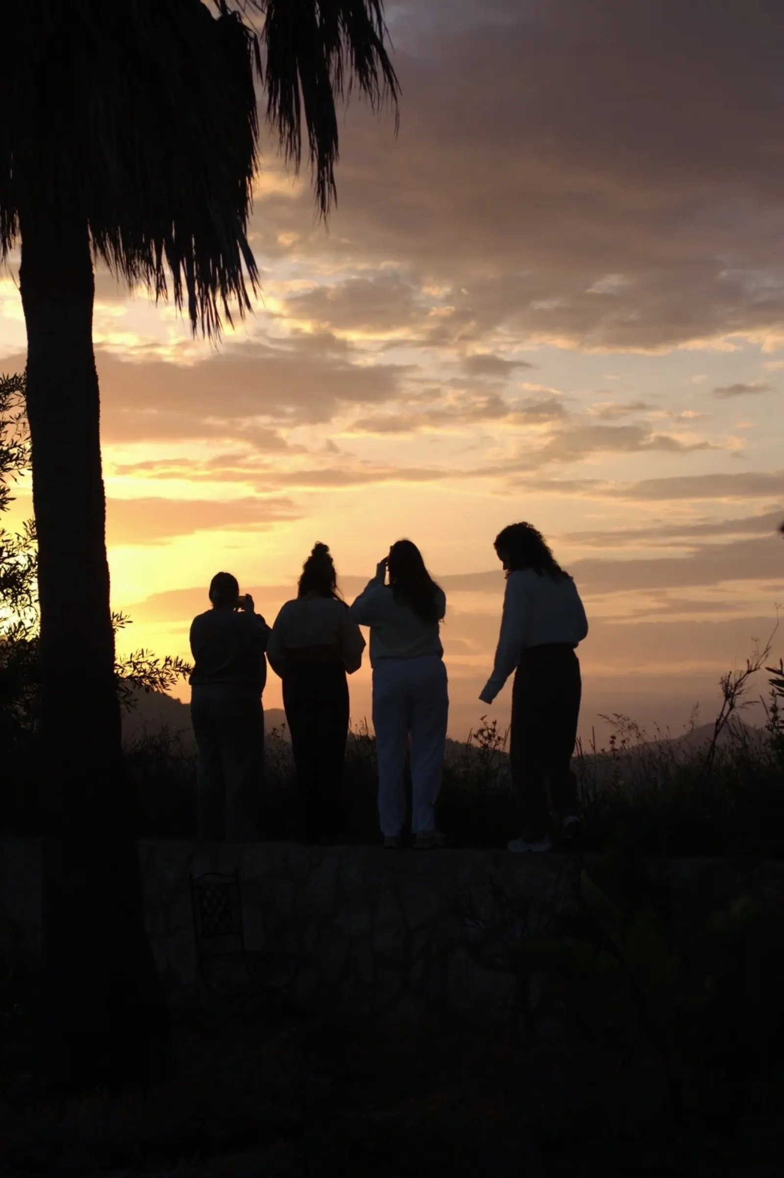 Vrouwen kijken samen naar de zonsondergang tijdens een retreat